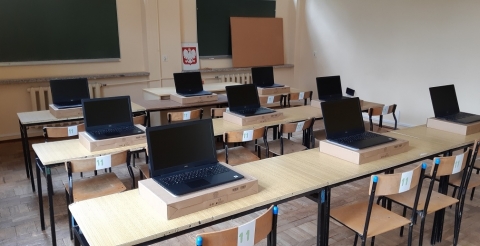 Na zdjęciu nowe laptopy przekazane szkole podstawowej z programu Zdalna Szkoła.