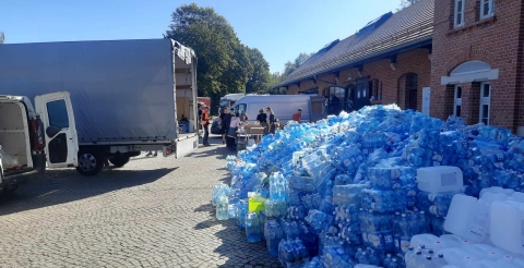 Rozładunek transportu darów dla powodzian w Lądku-Zdrój