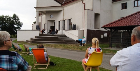 Na zdjęciu uczestnicy koncertu Tria Taklamakan na scenie plenerowej Centrum Animacji Kultury w Dusznikach