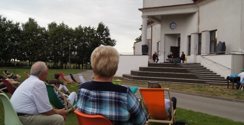 Na zdjęciu uczestnicy koncertu Tria Taklamakan na scenie plenerowej Centrum Animacji Kultury w Dusznikach