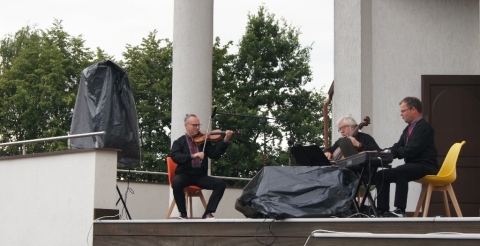 Na zdjęciu muzycy Tria Taklamakan na scenie plenerowej Centrum Animacji Kultury w Dusznikach