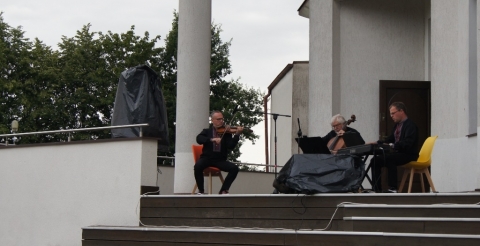 Na zdjęciu muzycy Tria Taklamakan na scenie plenerowej Centrum Animacji Kultury w Dusznikach