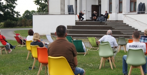 Na zdjęciu uczestnicy koncertu Tria Taklamakan na scenie plenerowej Centrum Animacji Kultury w Dusznikach