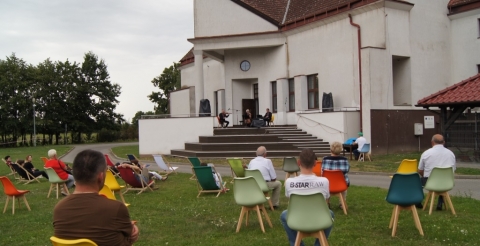 Na zdjęciu uczestnicy koncertu Tria Taklamakan na scenie plenerowej Centrum Animacji Kultury w Dusznikach