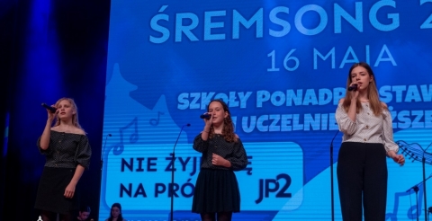 Uczennice i absolwentka SP Grzebienisko na festiwalu Śremsong 2024