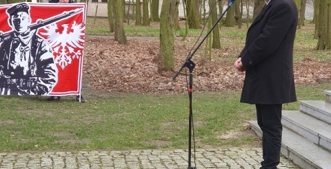 Na zdjęciu wójt Roman Boguś przemawia do zebranych pod pomnikiem Walk i Męczeństwa w Dusznikach podczas obchodów Narodowego Dnia Pamięci "Żołnierzy Wyklętych".