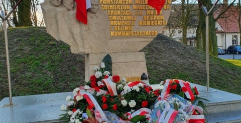 Na zdjęciu pomnik Walk i Męczeństwa w Dusznikach udekorowany złożonymi kwiatami podczas obchodów Narodowego Dnia Pamięci "Żołnierzy Wyklętych".