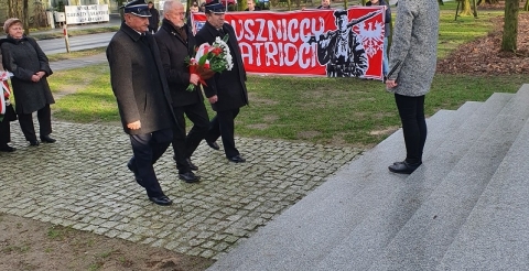 Na zdjęciu przedstawiciele ochotniczych straży pożarnych składają kwiaty pod pomnikiem Walk i Męczeństwa w Dusznikach podczas obchodów Narodowego Dnia Pamięci "Żołnierzy Wyklętych".