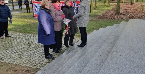 Na zdjęciu przedstawiciele stowarzyszenia Duszniczanka składają kwiaty pod pomnikiem Walk i Męczeństwa w Dusznikach podczas obchodów Narodowego Dnia Pamięci "Żołnierzy Wyklętych".