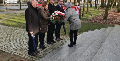 Na zdjęciu przedstawiciele Rady Gminy Duszniki składają kwiaty pod pomnikiem Walk i Męczeństwa w Dusznikach podczas obchodów Narodowego Dnia Pamięci "Żołnierzy Wyklętych".