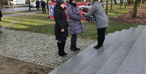 Na zdjęciu przedstawiciele dyrektorów szkół składają kwiaty pod pomnikiem Walk i Męczeństwa w Dusznikach podczas obchodów Narodowego Dnia Pamięci "Żołnierzy Wyklętych".