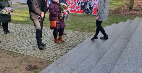 Na zdjęciu przedstawiciele ośrodka pomocy społecznej i Warsztatu Terapii Zajęciowej składają kwiaty pod pomnikiem Walk i Męczeństwa w Dusznikach podczas obchodów Narodowego Dnia Pamięci "Żołnierzy Wyklętych".