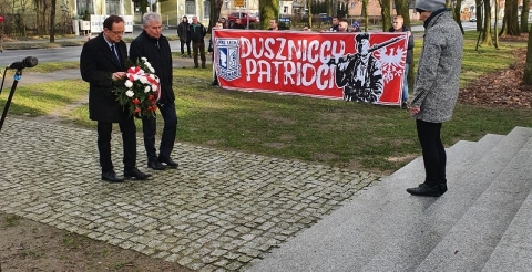 Na zdjęciu wójt i wicewójt składają kwiaty pod pomnikiem Walk i Męczeństwa w Dusznikach podczas obchodów Narodowego Dnia Pamięci "Żołnierzy Wyklętych".