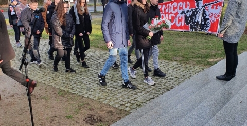 Na zdjęciu reprezentanci szkół z terenu gminy składają kwiaty pod pomnikiem Walk i Męczeństwa w Dusznikach podczas obchodów Narodowego Dnia Pamięci "Żołnierzy Wyklętych".