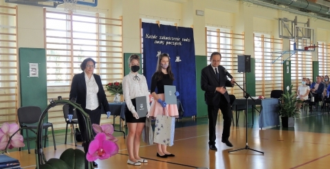 Na zdjęciu uczniowie, nauczyciele i goście uroczystości zakończenia roku szkolnego w Szkole Podstawowej w Dusznikach w dniu 26 czerwca 2020 r.