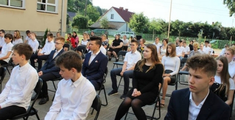 Na zdjęciu uczniowie, nauczyciele i goście uroczystości zakończenia roku szkolnego w Szkole Podstawowej w Grzebienisku w dniu 26 czerwca 2020 r.