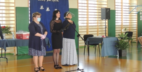 Na zdjęciu uczniowie, nauczyciele i goście uroczystości zakończenia roku szkolnego w Szkole Podstawowej w Dusznikach w dniu 26 czerwca 2020 r.