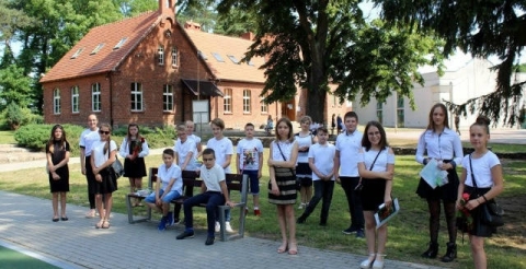 Na zdjęciu uczniowie, nauczyciele i goście uroczystości zakończenia roku szkolnego w Szkole Podstawowej w Grzebienisku w dniu 26 czerwca 2020 r.