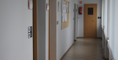 Urządzenia i elementy zamontowane w budynku urzędu w ramach projektu „Poprawa dostępności informacyjno-komunikacyjnej Urzędu Gminy Duszniki”.