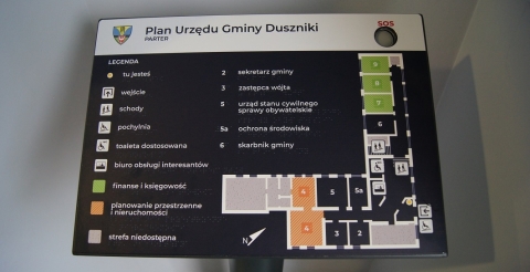 Urządzenia i elementy zamontowane w budynku urzędu w ramach projektu „Poprawa dostępności informacyjno-komunikacyjnej Urzędu Gminy Duszniki”.