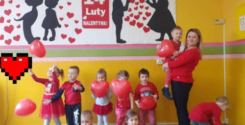 Na zdjęciu dzieci z przedszkola w Sędzinku z nauczycielką podczas balu walentynkowego