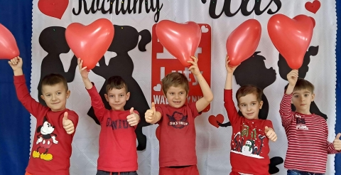 Na zdjęciu dzieci z przedszkola w Sędzinku podczas balu walentynkowego