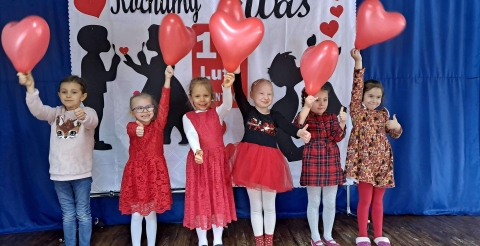 Na zdjęciu dzieci z przedszkola w Sędzinku podczas balu walentynkowego