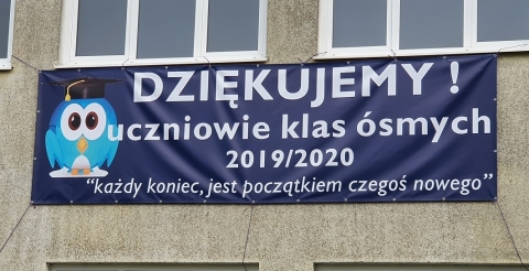 Na zdjęciu baner z podziękowaniami uczniów klas ósmych ze Szkoły Podstawowej w Dusznikach