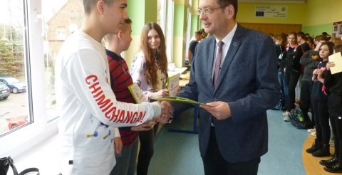 Na zdjęciu Wójt Gminy Duszniki wręcza dyplom wyróżnionemu uczniowi szkoły.