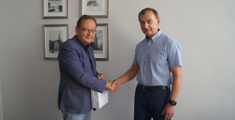 Wójt Roman Boguś składa gratulacje trenerowi Krzysztofowi Plucińskiemu.