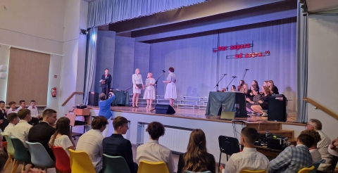 Zakończenie roku szkolnego absolwentów szkoły w Dusznikach
