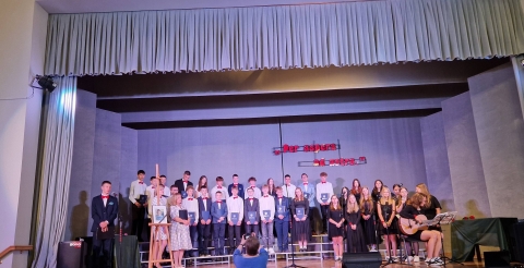 Zakończenie roku szkolnego absolwentów szkoły w Dusznikach