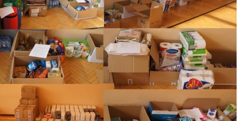 Zdjęcie przedstawia zbiór sześciu zdjęć z artykułami i produktami zebranymi w trakcie zbiórki darów w sali sportowej w Dusznikach.