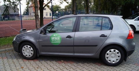 Zdjęcie samochodu służbowego Urzędu Gminy Duszniki z zieloną naklejką konkursu "Złap spis w gminie"