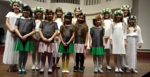 Na zdjęciu dziewczęta z zespołu "Piątki" i "Sikorki" na scenie auli uniwersyteckiej w Poznaniu