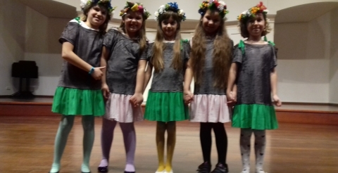 Na zdjęciu dziewczęta z zespołu "Sikorki" na scenie auli uniwersyteckiej w Poznaniu