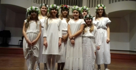 Na zdjęciu dziewczęta z zespołu "Piątki" na scenie auli uniwersyteckiej w Poznaniu